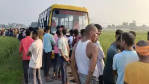 गाजीपुर में दर्दनाक हादसा! ईयरफोन लगाए किशोर को…