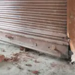 गाजीपुर में चोरों का नंगा नाच, दुकान का शटर तोड़ लूटे लैपटॉप और नकदी, CCTV में कैद हुई शर्मनाक तस्वीर