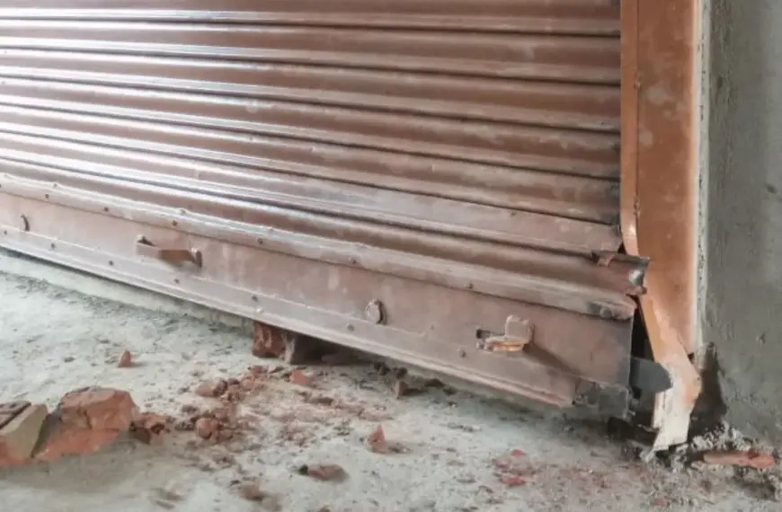 गाजीपुर में चोरों का नंगा नाच, दुकान का शटर तोड़ लूटे लैपटॉप और नकदी, CCTV में कैद हुई शर्मनाक तस्वीर