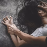 लाइब्रेरी में फीस देने गई छात्रा पर मैनेजर का छेड़खानी का प्रयास, दरवाजा तोड़कर बाहर निकाला